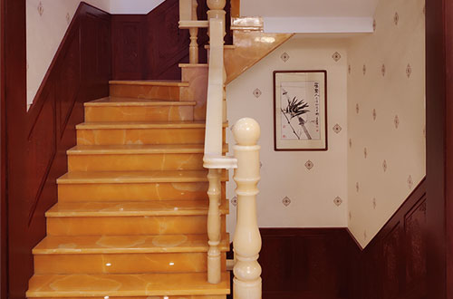 珲春中式别墅室内汉白玉石楼梯的定制安装装饰效果
